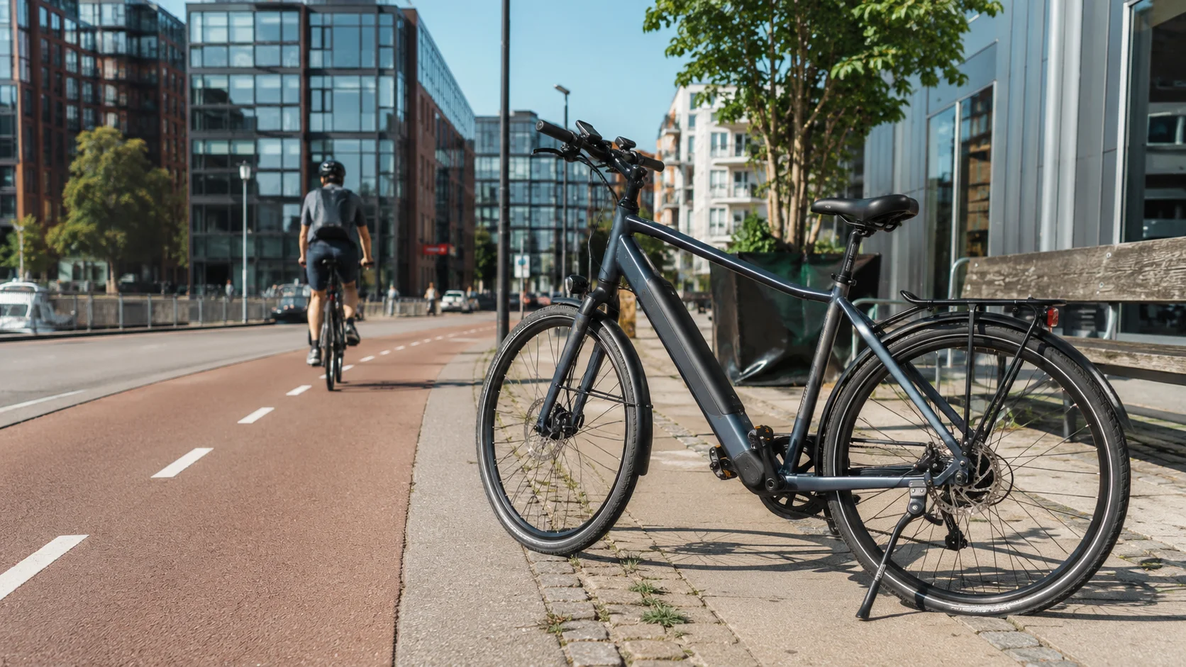 Lovlig elcykel parkeret på cykelsti i dansk by